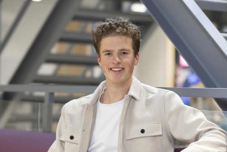 Biomedical Engineering student Luuk lacht in de camera.