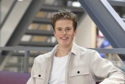 Biomedical Engineering student Luuk lacht in de camera.